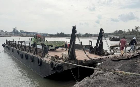 Tongkang bersandar saat kegiatan operasional